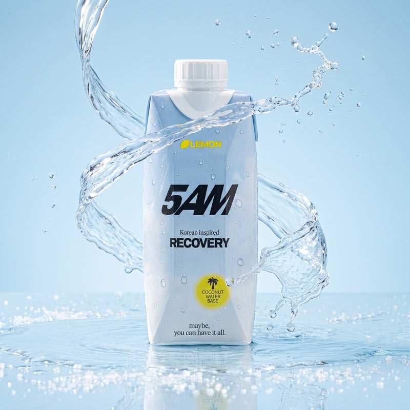 5AM Korean inspired Recovery Drink mit Lemon-Geschmack, Flasche im Wasser mit Spritzern